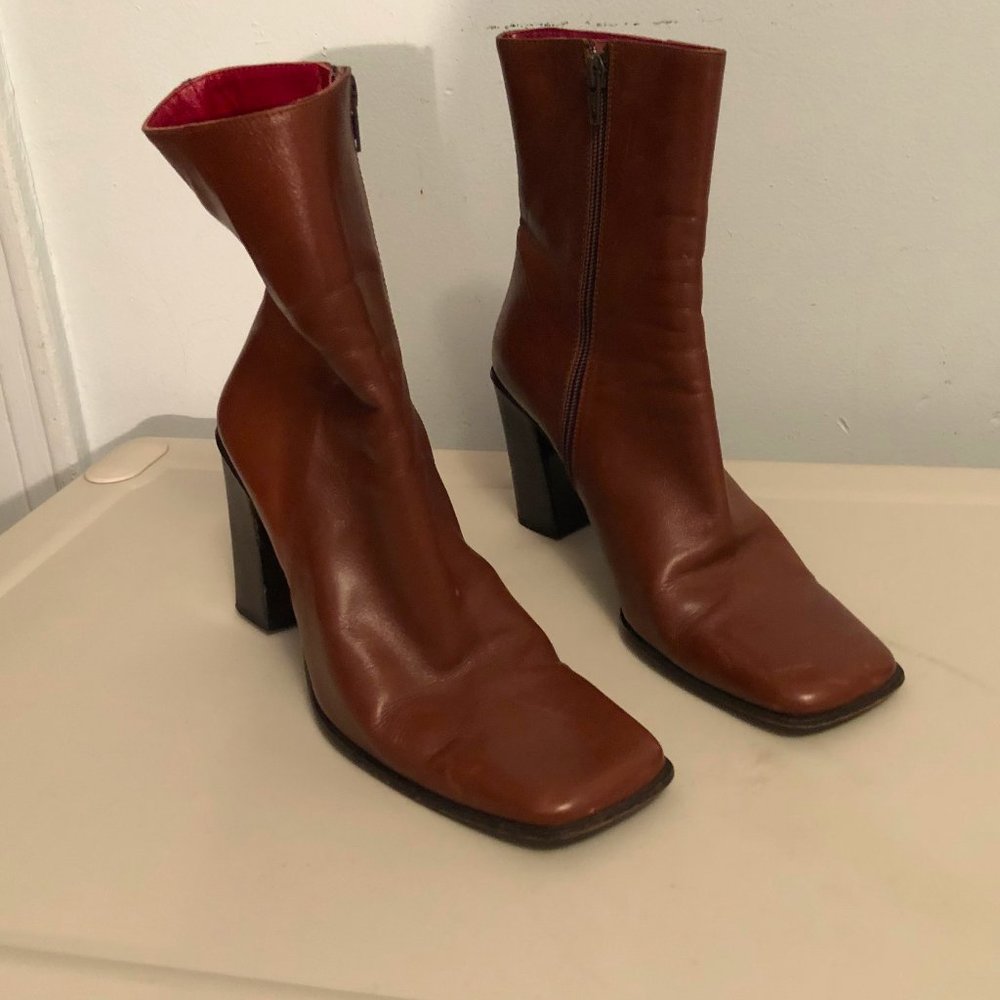 VINTAGE BROWN HEELED ANKLE BOOTS